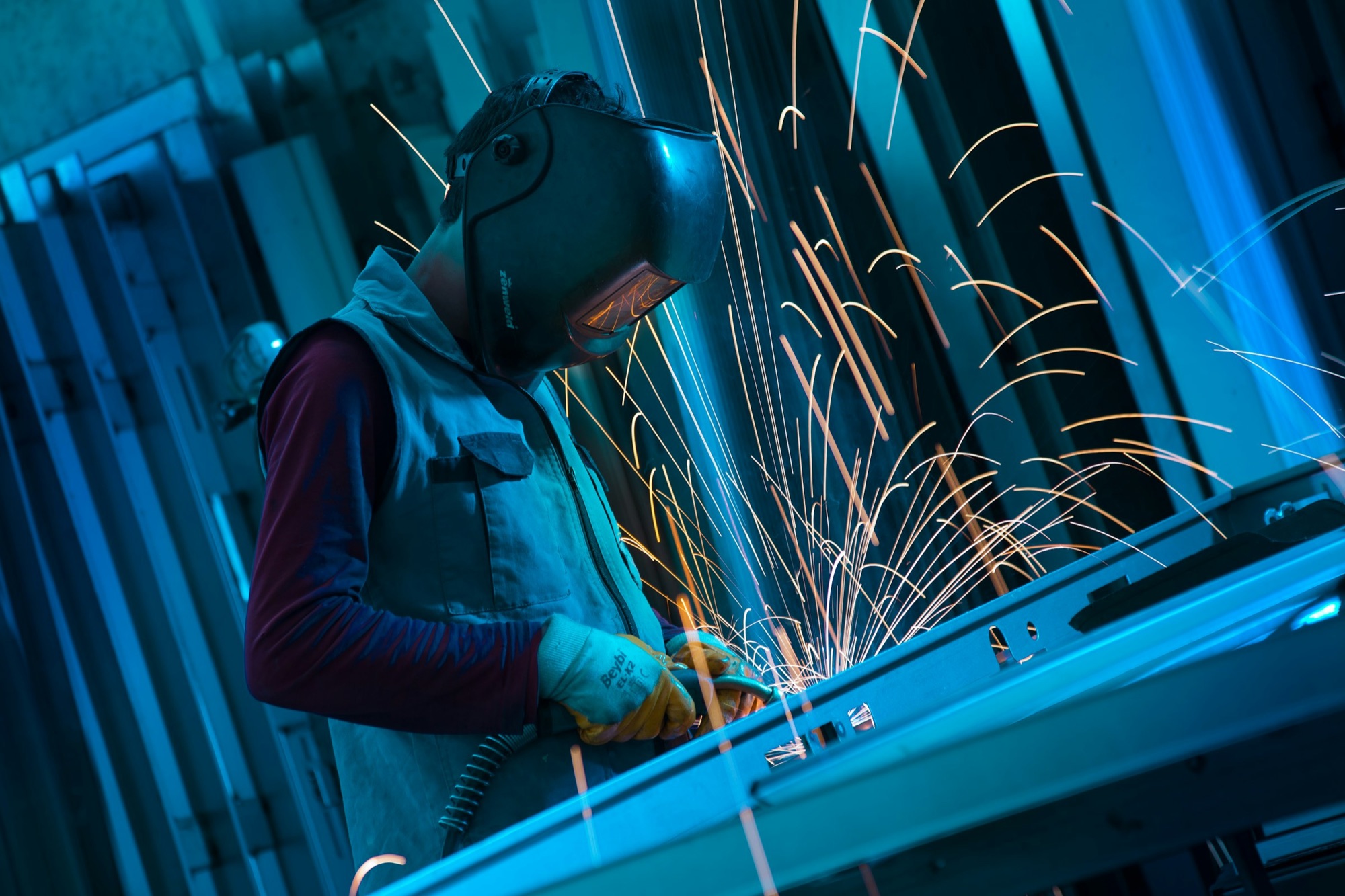 Metal yapı üzerinde çalışan kaynak ustası
